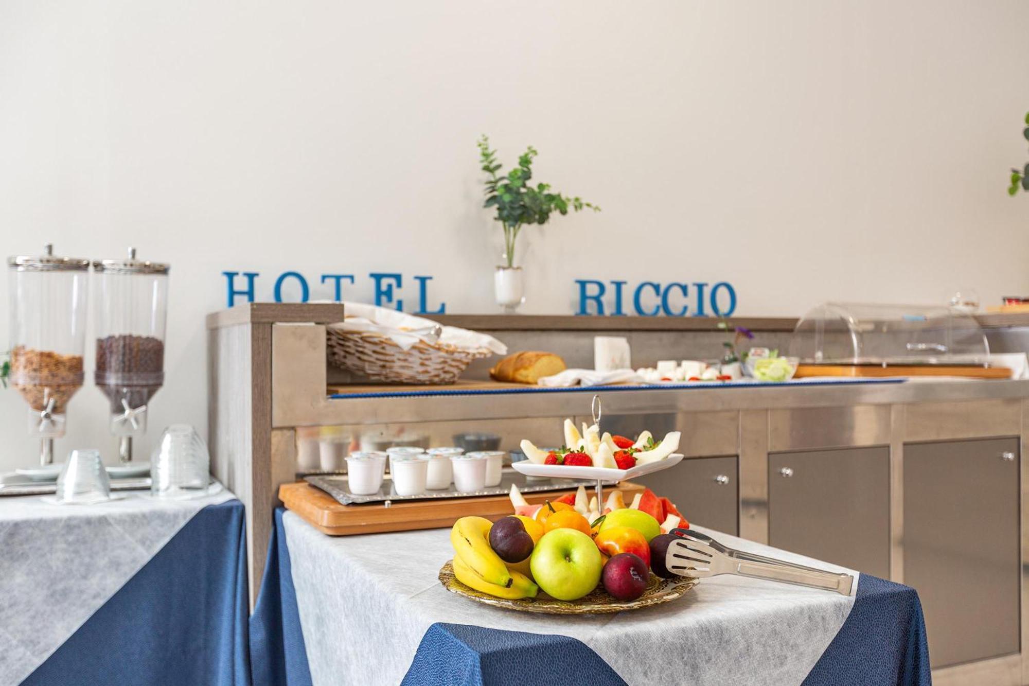 Hotel Il Riccio 切萨雷奥港 外观 照片