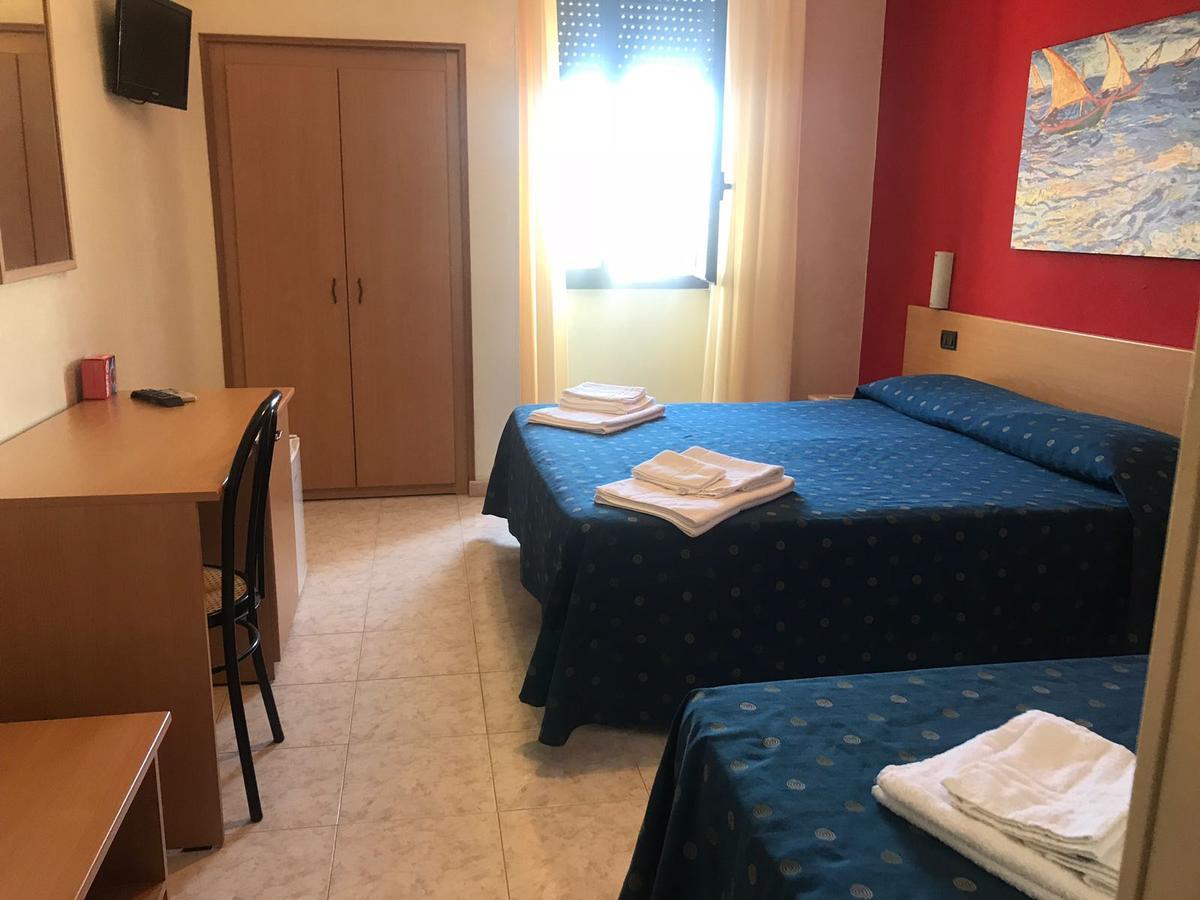 Hotel Il Riccio 切萨雷奥港 外观 照片