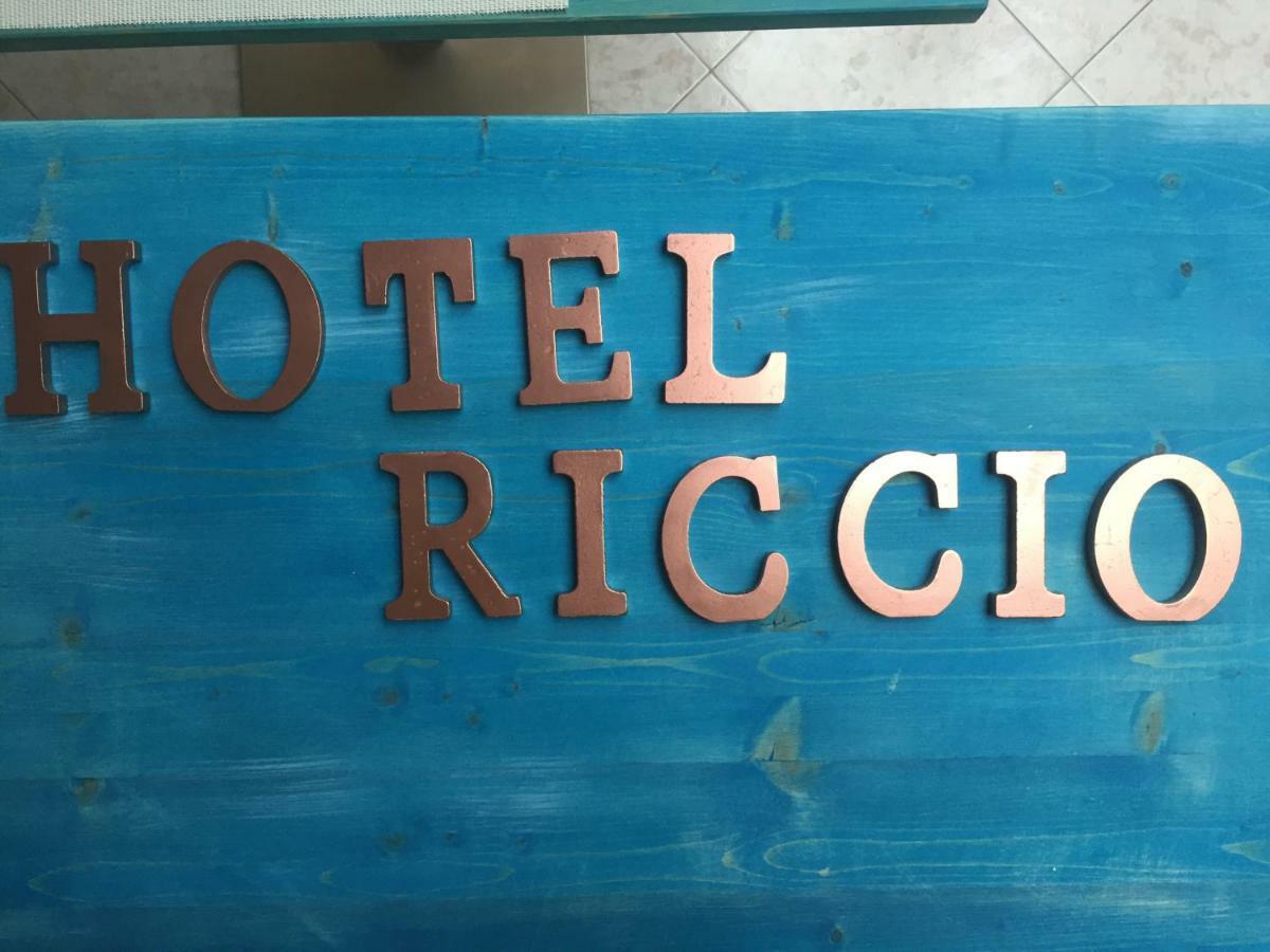 Hotel Il Riccio 切萨雷奥港 外观 照片